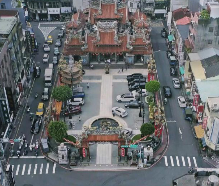 景福宮廟前廣場改善前，車輛停滿廣場周邊